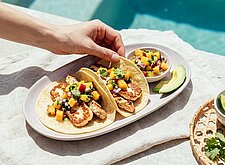 Image of Pfirsich Salsa Tacos mit Huhn und Halloumi