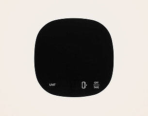 Eine schwarze digitale Waage mit einem runden Design und weißen Anzeigeelementen. Auf der Waage sind die Tasten „UNIT“, „OFF“ und „TARE“ sowie eine digitale Anzeige mit der Zahl „0“ sichtbar.