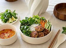 Image of Bún Chả mit Schweinslaibchen und Reisnudeln