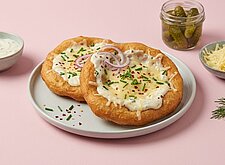 Image of Langos mit Knoblauchcreme und Bergkäse