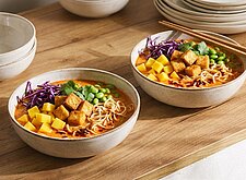 Image of Ramen mit gebackenem Tofu und Mango