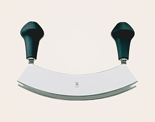 Ein Wiegemesser mit zwei schwarzen Griffen und einer gebogenen, glänzenden Klinge. Es ist zum Zerkleinern von Kräutern oder Gemüse geeignet. Die Klinge ist mittig markiert mit dem Logo des Herstellers.