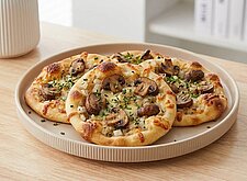 Image of Mini Flammkuchen mit Pilzen und Käse