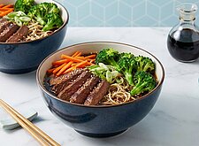 Image of Ramen mit Steakstreifen und Brokkoli