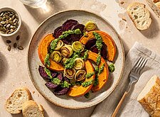 Image of Herbstliches Ofengemüse mit Pesto Topping
