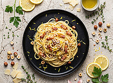 Image of Spaghetti mit Zitronen-Carbonara und Haselnüssen
