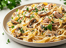 Image of Schinkennudeln mit Ei und Champignons