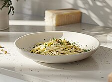 Image of Spaghetti mit Zitronen-Carbonara und Haselnüssen
