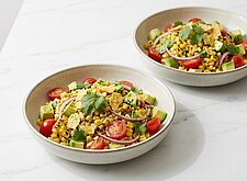 Image of Mexikanischer Maissalat mit Avocado und Tortilla Chips