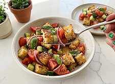 Image of Brotsalat mit Tomaten und Gurke