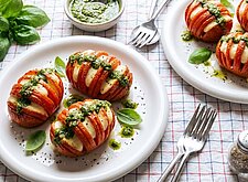 Image of Fächertomaten mit Pesto