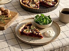 Image of Rote-Bete-Quiche mit Ziegenkäse und Walnüssen