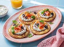 Image of Blinis mit Schmand und geräuchertem Lachs