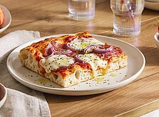 Image of Pizzaschnitte vom Blech mit Salami