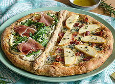 Image of Pizza mit zwei Belägen