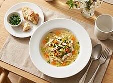Image of Hühnersuppe mit Gemüse und Nudeln