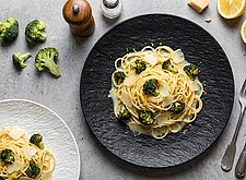 Image of Zitronen Pasta mit Brokkoli und Parmesan