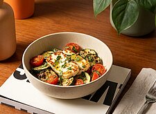 Image of Grillkäse mit Zucchini-Tomaten-Salat