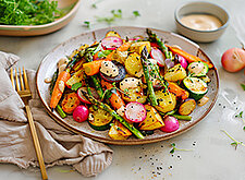 Image of Frühlingsgemüse mit Miso-Tahini-Soße
