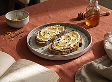 Image of Frischkäse-Stulle mit Honig und Zitrone