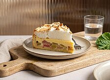 Image of Rhabarberkuchen mit Sahneguß und Baiserhaube