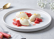 Image of Grieß-Mousse mit Rhabarber Kompott