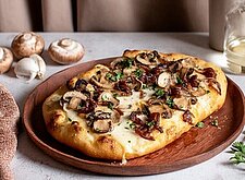Image of Pinsa mit Pilzen und Scamorza