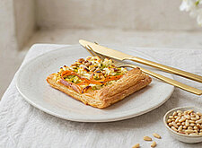 Image of Blätterteig mit Senfcreme, Lauch-Karottengemüse, Pinienkernen und Feta
