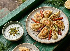 Image of Piroggen aus dem Ofen mit Gemüse und Dill-Dip