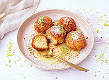 Image of Topfenknödel auf Birnenmost-Holunderragout