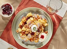 Image of Fluffiger Kaiserschmarrn mit Sauerrahm und Apfel