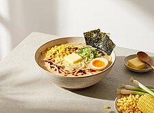 Image of Cremige Miso Ramen mit Mais und Butter