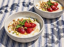 Image of Süsser Snack mit Erdbeeren und Joghurt