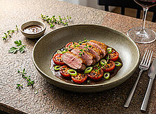 Image of Entenbrust auf gegrillten Tomaten und Trüffelsoße