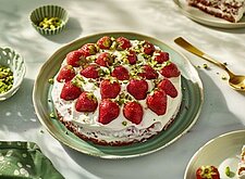 Image of Biskuitkuppel mit Erdbeeren