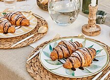 Image of Warme Croissants mit Schokolade