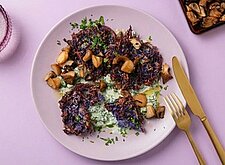 Image of Rotkohl-Puffer mit Grünkohl und Pilzen