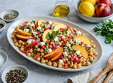Image of Kichererbsen Salat mit Nektarine und Feta