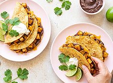 Image of Kartoffel Käse Tacos mit Bohnencreme