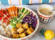 Image of Tofu-Bowl mit knackigem Gemüse