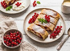 Image of Knuspriger Ribiselstrudel mit Topfen