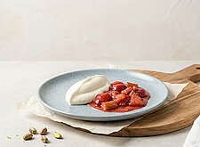 Image of Vanillequark mit Erdbeer-Rhabarber-Kompott