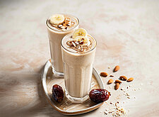 Image of Dattel-Shake mit Mandeln und Bananen