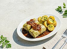 Image of Kohlrouladen mit Petersilien-Kartoffeln