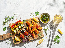 Image of Würzige Hühnerstreifen mit Gemüsespießchen