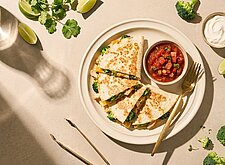Image of Quesadillas mit Huhn, Brokkoli und Tomatensalsa