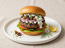 Image of Greek Style Burger mit Feta, Oliven & Tzatziki