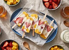 Image of Eis am Stiel mit Joghurt und Früchten