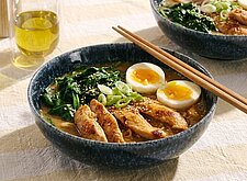 Image of Ramen mit Huhn und Sesamspinat