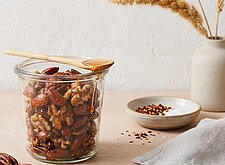 Image of Snack Glas mit Nüssen und Chili Honig